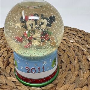 DISNEY Vintage 2011‎ Mickey and Minnie Mouse Holiday Snow Globe in Box